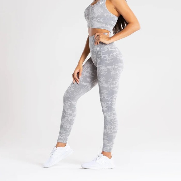 Women’s Best Camo Seamless Leggings - Picture 3 of 5